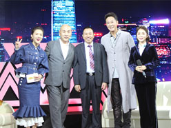 新望董事長(zhǎng)羅永輝與著名歌星劉尊老師、汪正正老師、郭津彤老師、主持人雅琪在北京電視臺(tái)錄制節(jié)目現(xiàn)場(chǎng)親切合影